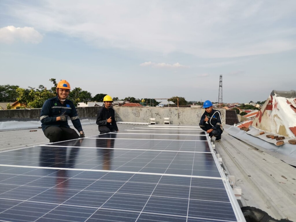 Đội kỹ thuật khảo sát mái nhà.